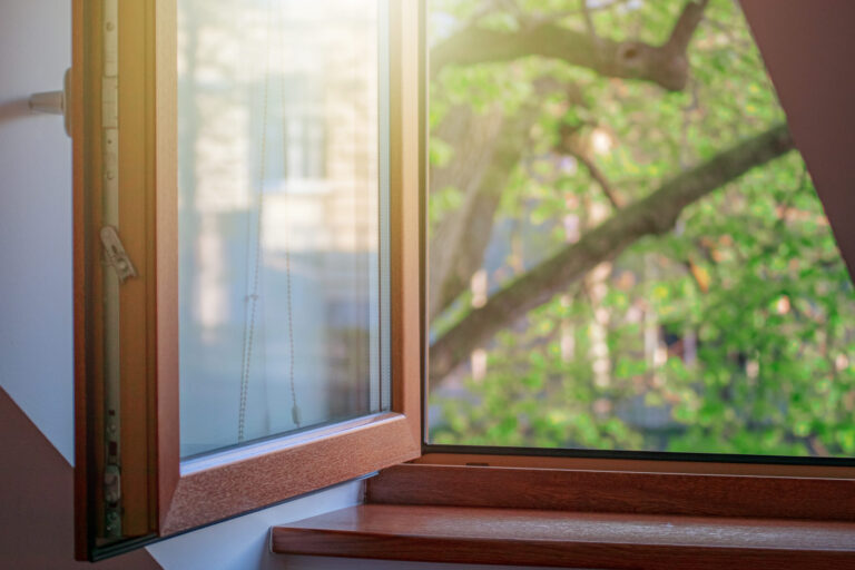 https://www.akkurat-glas.de/wp-content/uploads/2025/02/holzfenster-kaufen-fensterbau-hamburg-akkurat-glas.jpg