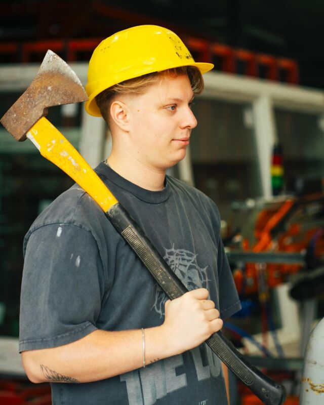 Bob der Meister, Yo wir schaffen das!😎👷‍♂️
Maxi ist mal wieder voll in seinem Element!🔥🪓
#bobdermeister #spaß #spaßmusssein #humor #handwerk #hamburg #buchholz  #akkuratglasundfensterbau #akkurat #einfachakkurat