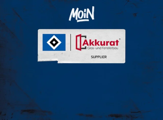 Neuer Supplier: Akkurat Glas- und Fensterbau	
Der HSV und Akkurat Glas- und Fensterbau gehen eine Partnerschaft ein, die ab sofort und bis mindestens Sommer 2025 besteht.
Der Hamburger SV freut sich bekanntzugeben, dass die Akkurat Glas- und Fensterbau GmbH seit Beginn der Saison 2024/25 offizieller Supplier des Vereins ist. Die Partnerschaft zwischen dem traditionsreichen Fußballclub und dem erfahrenen Handwerksunternehmen aus Buchholz in der Nordheide läuft bis Sommer 2025 und umfasst eine deutlich sichtbare Bandenpräsenz bei den Heimspielen im Volksparkstadion.
„Die Partnerschaft mit Akkurat Glas- und Fensterbau ist eine hervorragende Gelegenheit, die Leidenschaft des Handwerks mit der des Fußballs zu verbinden. Wir freuen uns, mit einem regionalen Partner zusammenzuarbeiten, der bereits seit seiner Kindheit ein großer Fan des Vereins ist“, betont Dr. Eric Huwer, Vorstand der HSV Fußball AG.
Maximilian Spehr Jr., Geschäftsführer der Akkurat Glas- und Fensterbau GmbH, erklärt: „Die Partnerschaft mit dem HSV ermöglicht es uns, unsere regionale Verbundenheit und Leidenschaft für exzellente Handwerkskunst zu unterstreichen. Wir sind stolz darauf, ein Teil der HSV-Familie zu werden und gemeinsam die sportliche Dynamik und Begeisterung zu fördern.“
Johannes Haupt, Senior Director Team HSV beim HSV-Vermarktungspartner SPORTFIVE, fügt hinzu: „Wir freuen uns sehr, dass Akkurat Glas- und Fensterbau erstmalig Teil der HSV-Familie wird. Diese Partnerschaft bringt einen engagierten Partner an unsere Seite, der sich über eine starke Präsenz im Volksparkstadion freuen kann.“
Über Akkurat Glas- und Fensterbau
Die Akkurat Glas- und Fensterbau GmbH ist ein familiengeführtes Handwerksunternehmen mit Sitz in Buchholz in der Nordheide. Seit über 30 Jahren bietet das Unternehmen mit rund 25 Mitarbeitern maßgeschneiderte Lösungen für die Verglasung und den Bau von Fenstern und Türen an. Das Leistungsportfolio umfasst Brandschutz- und Einbruch-Schutzsysteme sowie innovative Trennwandsysteme. Akkurat Glas- und Fensterbau legt großen Wert auf Qualität und Nachhaltigkeit und bedient Kunden in der Metropolregion Hamburg sowie im Landkreis Harburg. #hsv #buchholz #fenster